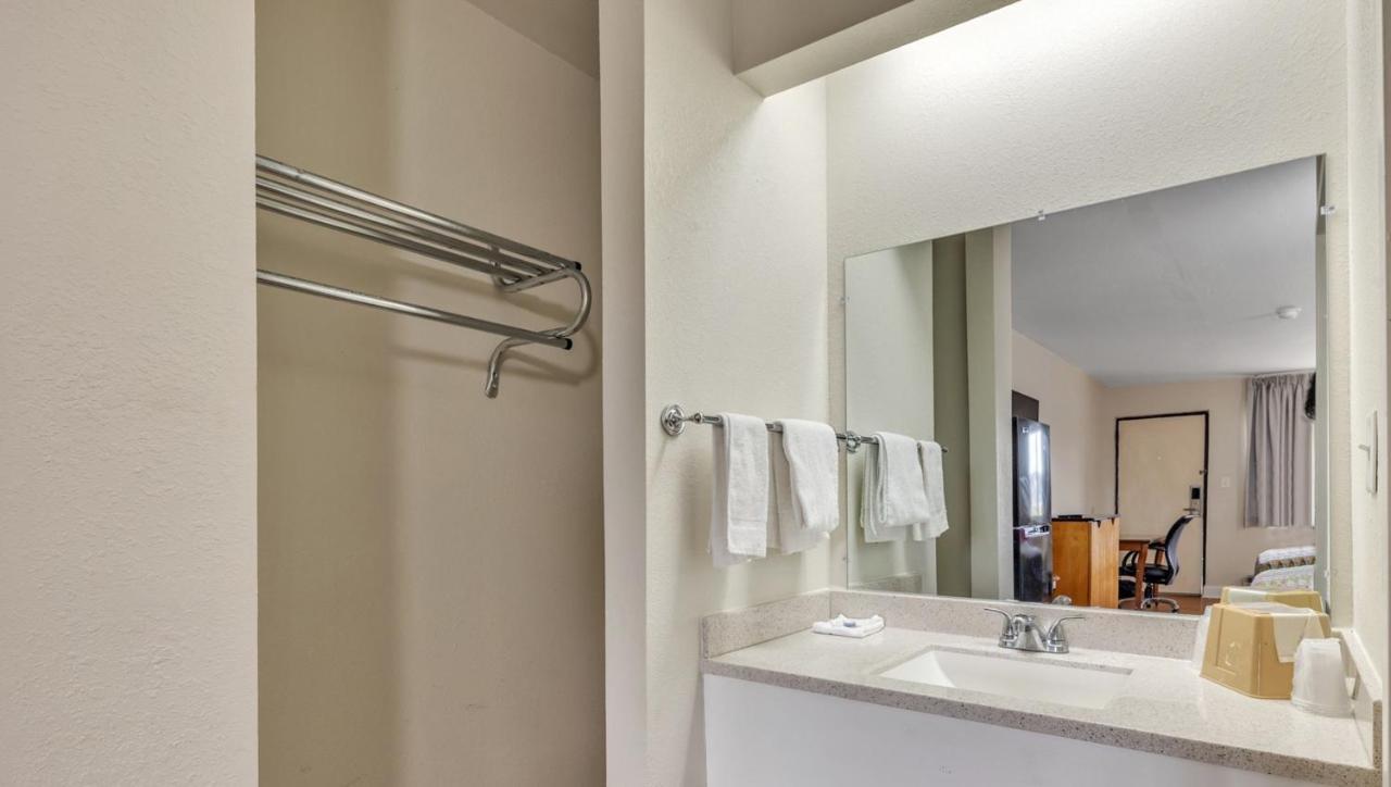 Studios And Suites 4 Less Emporia Luaran gambar